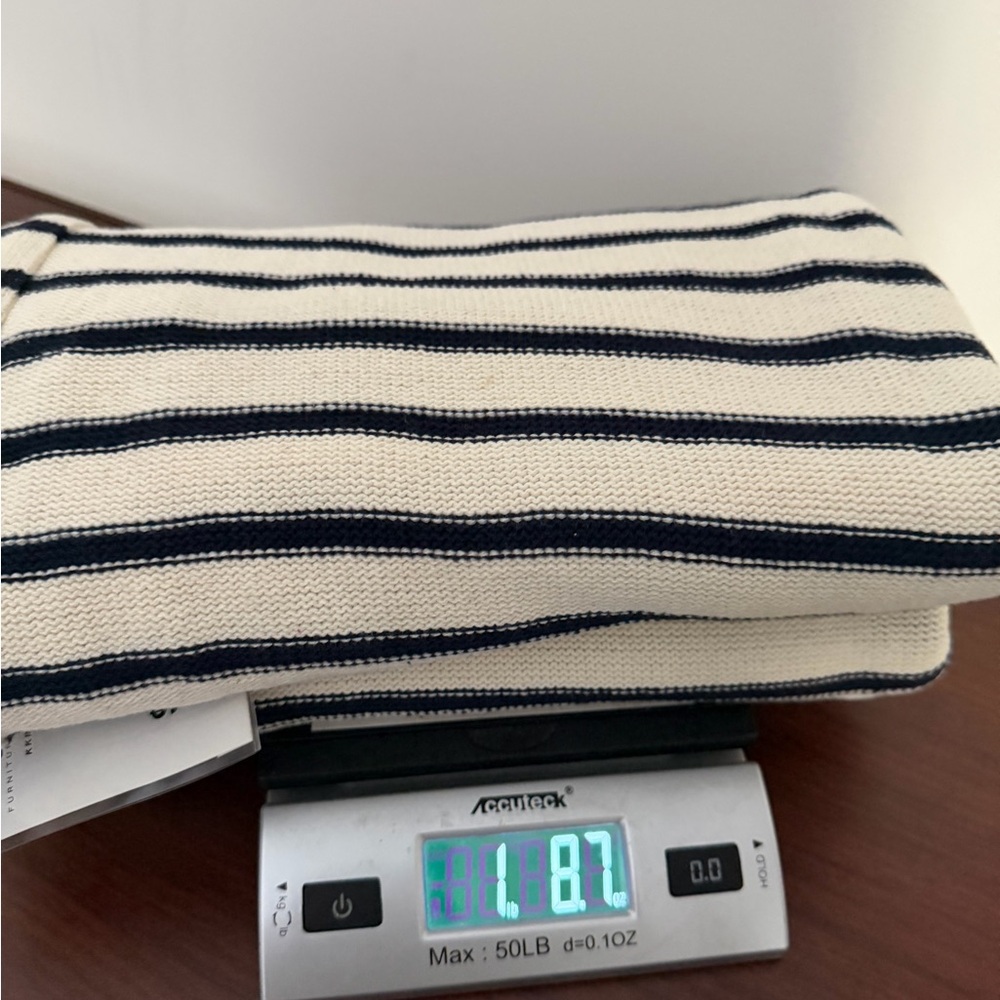 Striped Black & White throw blanket - Picture 6 of 6